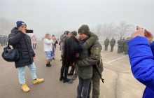 В Кривом Роге во время присяги сразу двое военных сделали предложения возлюбленным (фото)