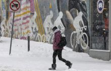 В Канаде - рекордный снегопад, тысячи домов заблокированы (видео)