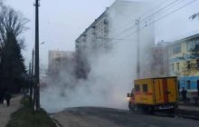 В Киеве прорвало теплотрассу, улицу накрыло паром (фото)