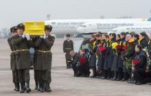 Сбитие самолета МАУ: Зеленский присвоил звание Героев Украины членам экипажа