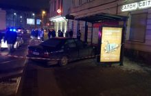 У Львові водій без прав в'їхав у зупинку транспорту: постраждала жінка (фото)