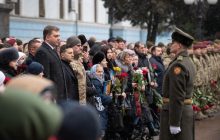 Zelensky pays tribute to fallen defenders of Donetsk Airport (Photo)