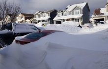 Замело входы в дома и автомобили: на восток Канады обрушился рекордный снегопад (фоторепортаж)