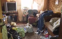 Без їжі, серед пляшок і з п'яними батьками: на Миколаївщині врятували дитину (відео)