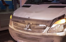 У Дніпрі рятують життя хлопця, в якого на зупинці влетіла маршрутка (відео)