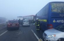 У передмісті Одеси зіткнулися 11 авто, є загиблі (фото, відео)