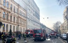 В Киеве горело здание Минкульта, эвакуируют людей (фото, видео)