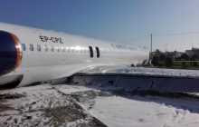 В Ірані пасажирський літак викотився зі смуги, пробив огорожу і зупинився на шосе (фото, відео)