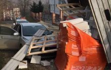 У Тернополі водій вантажівки випадково підняв кузов і скинув будматеріали на іномарку (фото)