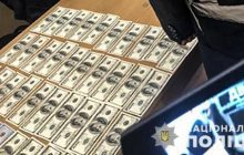 В Днепре женщина принесла $5 тысяч полицейскому за данные о трупах (фото, видео)