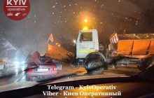 "Побачив, де лежить сніг": у Києві снігоприбиральна машина знесла дах легковику