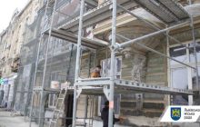 Во Львове неизвестные зарисовали краской польские исторические надписи на здании детской библиотеки