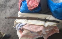 Віз меч самурая на окупований Донбас: на КПВВ затримали чоловіка з холодною зброєю (фото)