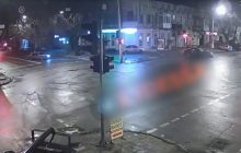 Мчав на червоне: в Одесі водій "Шевроле" влетів в інше авто, після чого врізався у будівлю (відео)
