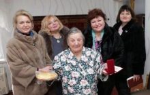 Батон і медалька: окупантів в Криму висміяли за "подарунок" ветеранам (фото)
