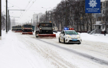 Негода в Сумах: повалені дерева, транспортний колапс, частина міста – без світла