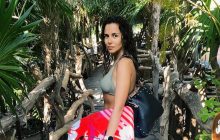"Дерзкая Мяугли": мокрую Каменских в бикини застали в джунглях (фото)