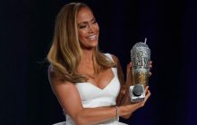 50-летняя популярная певица показала изящную фигуру в бикини