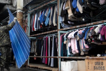 Журналисты объяснили, как новая одежда попадает в секонд-хенды (видео)