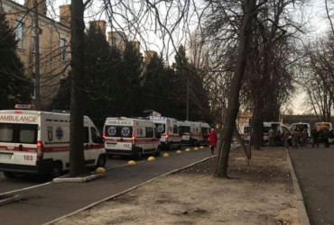 Всех сразу в реанимацию: в Киев прибыл борт с ранеными на Донбассе военными (фото)