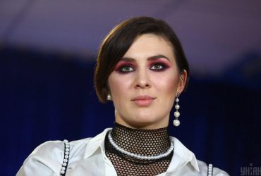 Мовчунка MARUV оголила сідниці, але замість компліментів отримала ляпаса