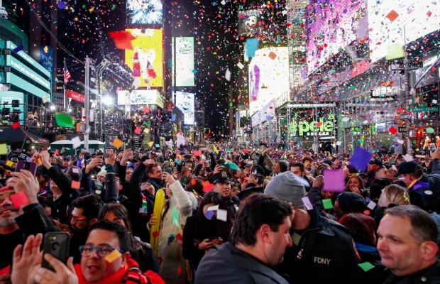 Нью-Йорк встретил Новый год традиционным спуском хрустального шара на Таймс-сквер (фоторепортаж)