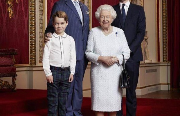 Королева Елизавета II в окружении наследников предстала на новом портретном снимке