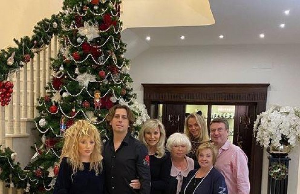 "Руки выдают": Алла Пугачева поразила сеть внешним видом на рождественском фото