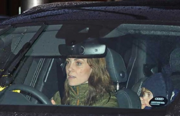 В пуховику і за кермом автомобіля: герцогиню Кембриджську помітили біля палацу (фото)