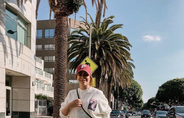 Ані Лорак вирушила на відпочинок з 26-річним коханцем і "засвітила" обручку (фото)