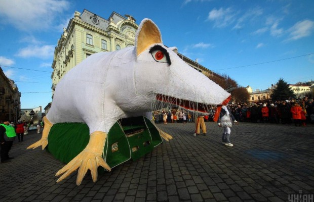 Вертепы, парады и гигантские фигуры: украинцы с яркими перформансами празднуют Маланку (фото, видео)