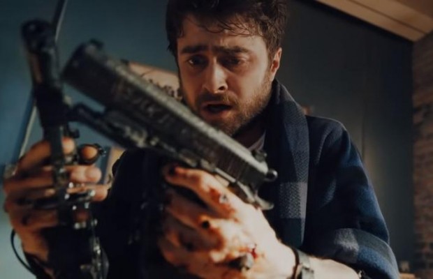 "Гаррі Поттеру" примотали пістолети до рук: опубліковано трейлер бойовика "Стволи Акімбо"