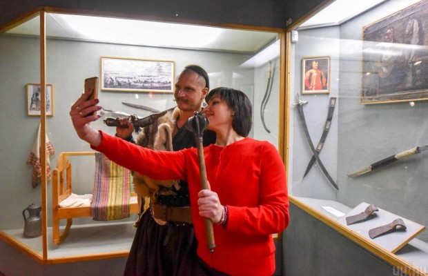 Более ста украинских музеев приняли участие во всемирном флешмобе музейных селфи (фото, видео)
