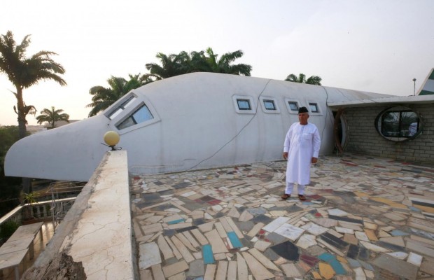 В Нигерии мужчина 20 лет строил дом-самолет для семьи, а создал туристическую локацию (фоторепортаж, видео)