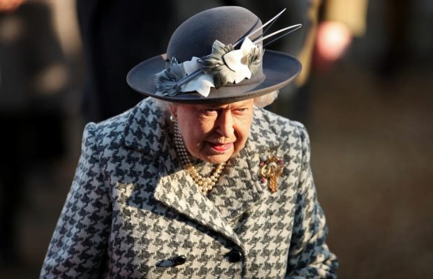 В пальті в принт "гусяча лапка" і в супроводі скандального сина: королева Єлизавета II відвідала службу (фото)