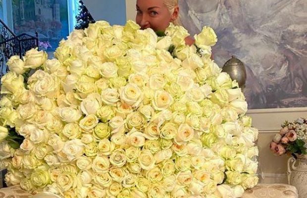 Пошарпана Волочкова показала величезний подарунок від коханого (фото)