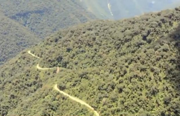 Одесский путешественник проехался на велосипеде по дороге смерти в Боливии (видео)