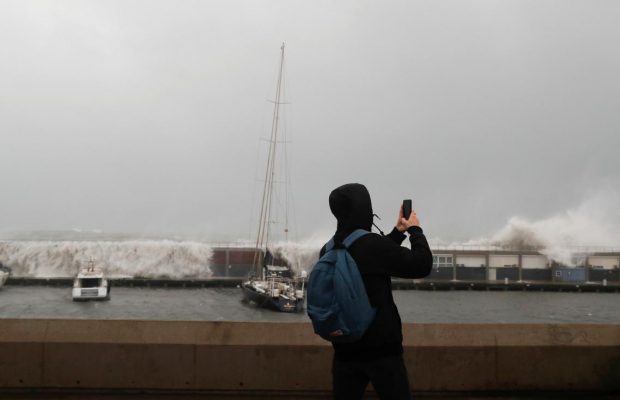 Как на популярном среди туристов восточном побережье Испании переживают разрушительный ураган "Глория" (фоторепортаж)