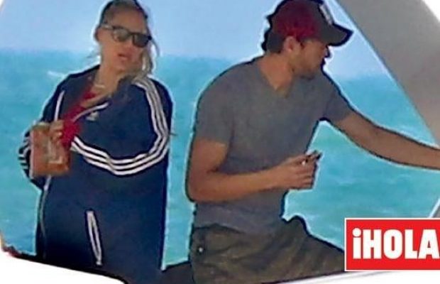 Енріке Іглесіас і Анна Курнікова чекають на третю дитину - папарацці "зловили" тенісистку з животиком (фото)