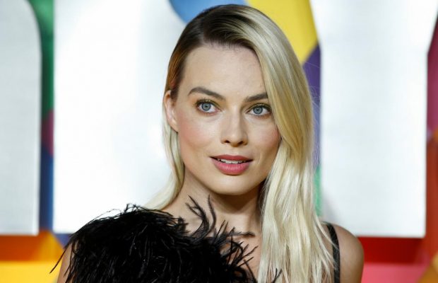 У пір'ї і рожевих рукавичках: Марго Роббі з'явилася на прем'єрі фільму "Хижі птахи" у Лондоні (фоторепортаж)