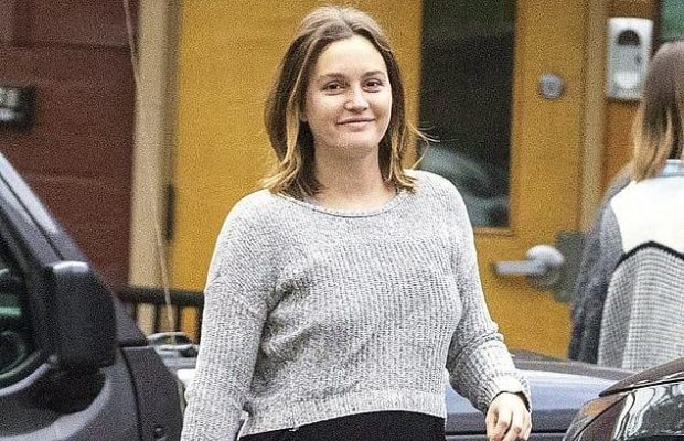 Зірка "Пліткарки" стане мамою вдруге - папараці "підловили" її з животиком (фото)