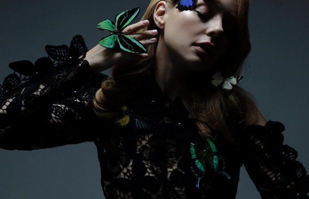 "Казкова!": Тіна Кароль захопила шанувальників загадковим фото в сукні з вставками із сітки