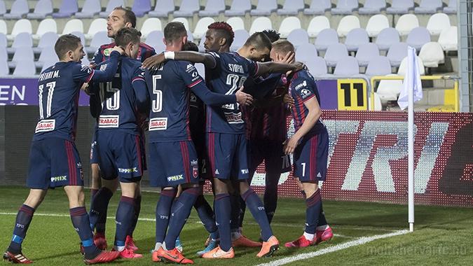 Іван Петряк приймає поздоровлення від партнерів по команді / фото: molfehervarfc.hu Іван Петряк приймає поздоровлення від партнерів по команді / фото: molfehervarfc.hu