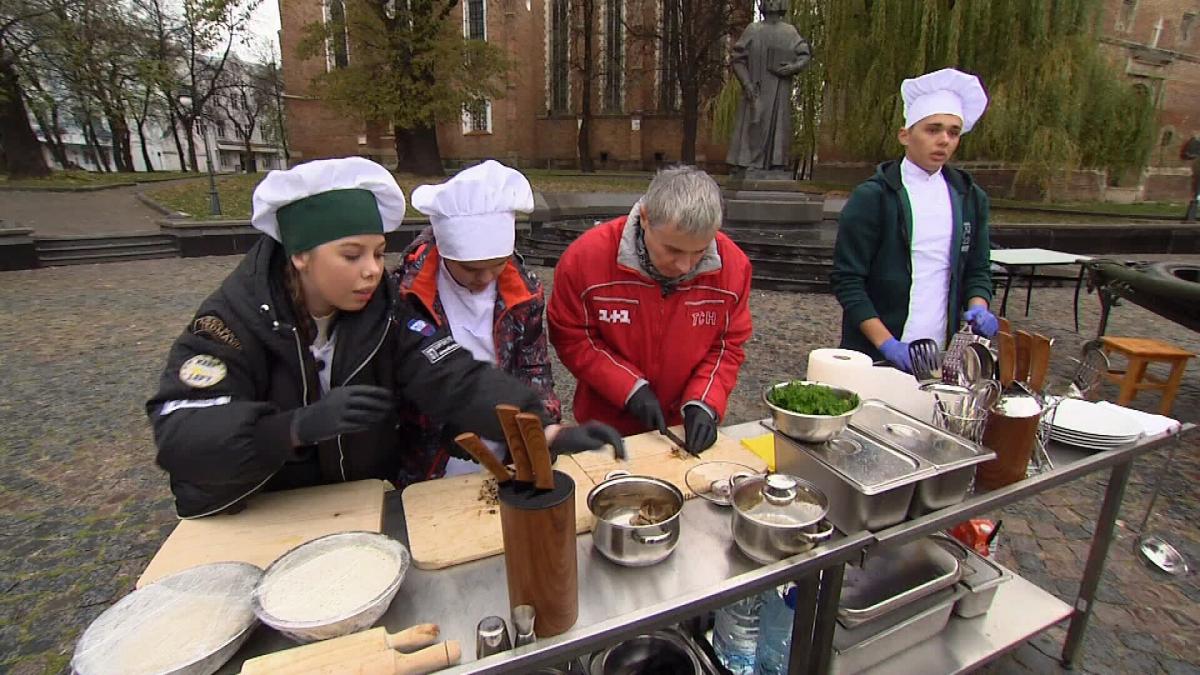 Костянтин Грубич разом з юними кухарями Дрогобича готують смаколики для постраждалих / скріншот