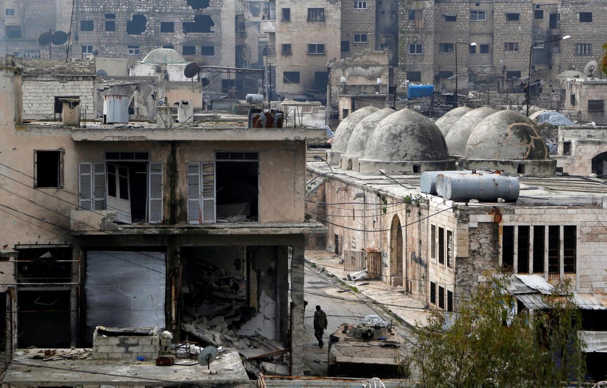 В Сирии из-под завалов разрушенного дома спасли целую семью \ фото REUTERS