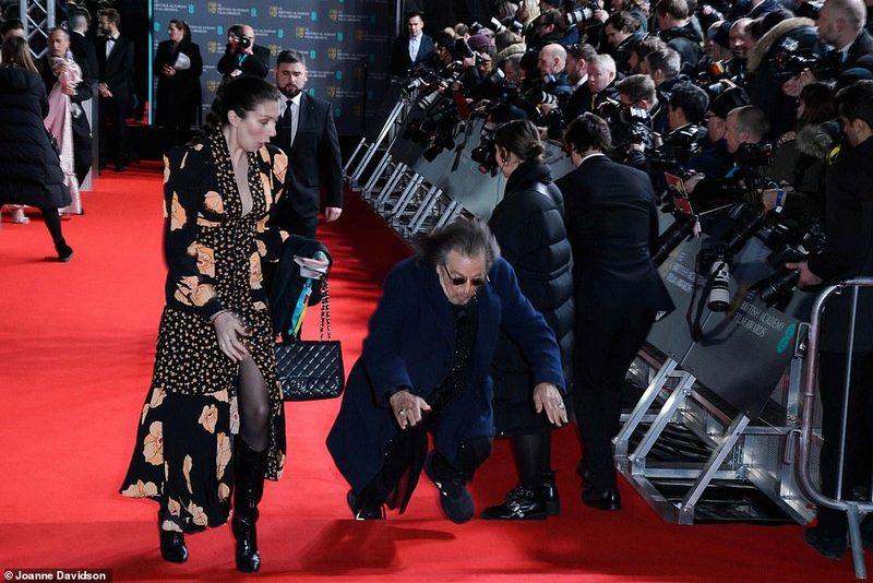 Аль Пачино упал на красной дорожке кинопремии BAFTA (фото) Аль Пачино упал на красной дорожке кинопремии BAFTA (фото)