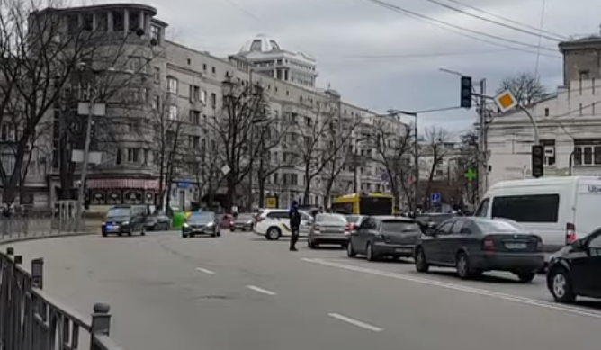 На время следования турецкого президента на цетральной улице перекрыли движение \ скриншот с видео