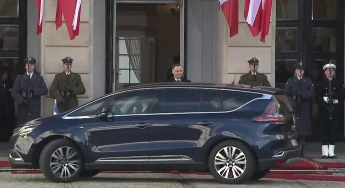 Поломка президентского автомобиля, похоже, была серьезной / eurointegration.com.ua Поломка президентского автомобиля, похоже, была серьезной / eurointegration.com.ua
