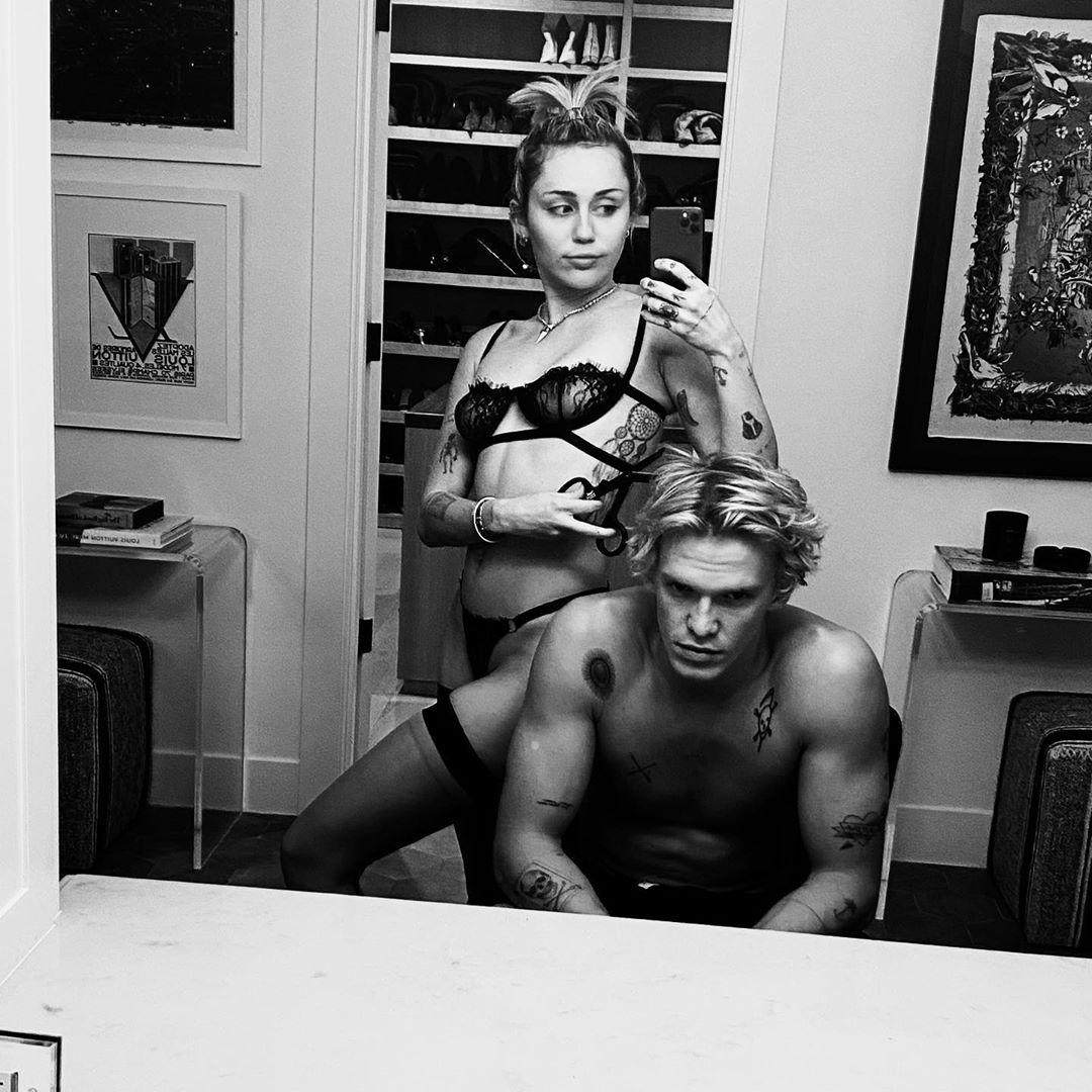 Знімки опубліковані в Instagram бойфренда співачки Коді Сімпсона / Instagram Cody Simpson Знімки опубліковані в Instagram бойфренда співачки Коді Сімпсона / Instagram Cody Simpson