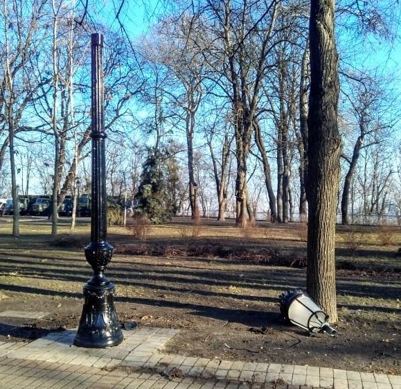 У Маріїнці знову замінюють ліхтарі \ Семен Широчин У Маріїнці знову замінюють ліхтарі \ Семен Широчин